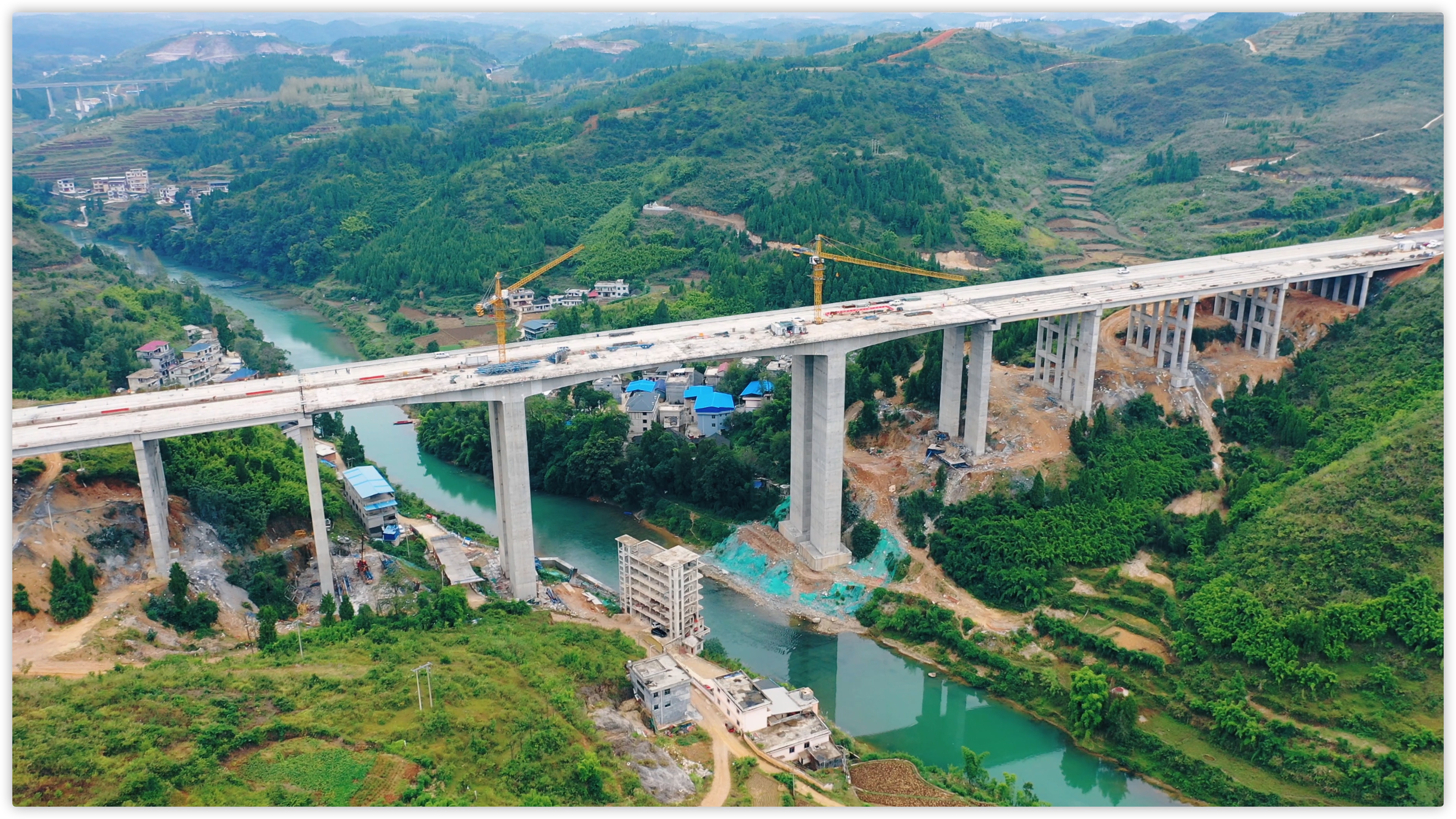 4k贵州在建高速路桥航拍建造大桥视频的预览图