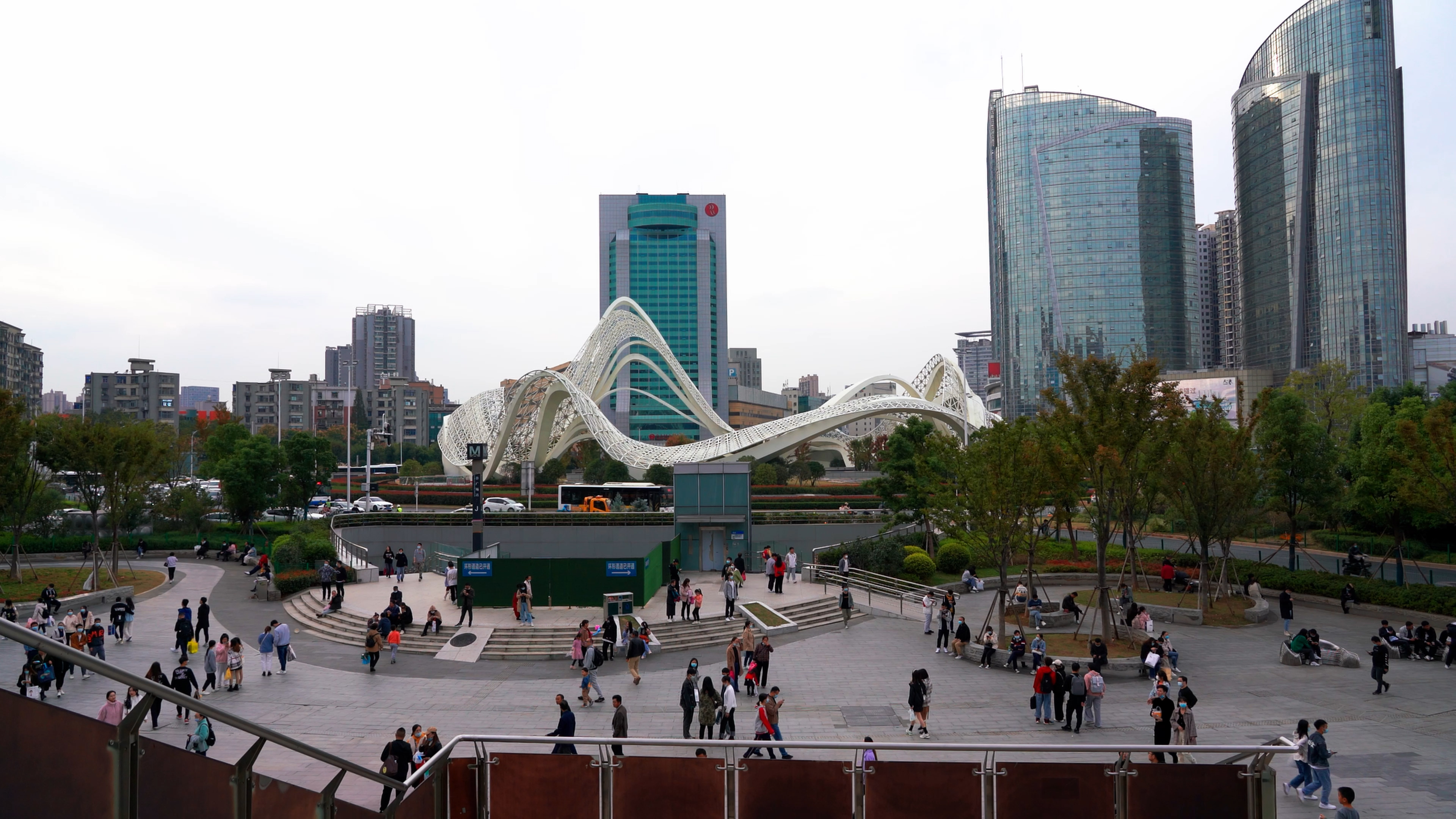 4K武汉城市光谷广场实拍视频视频的预览图