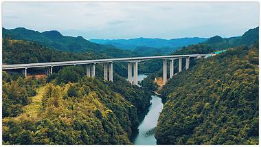 4k云贵青山绿水桥梁航拍视频的预览图