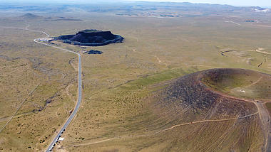 新疆大西北火山地质公园火山群4K航拍视频的预览图
