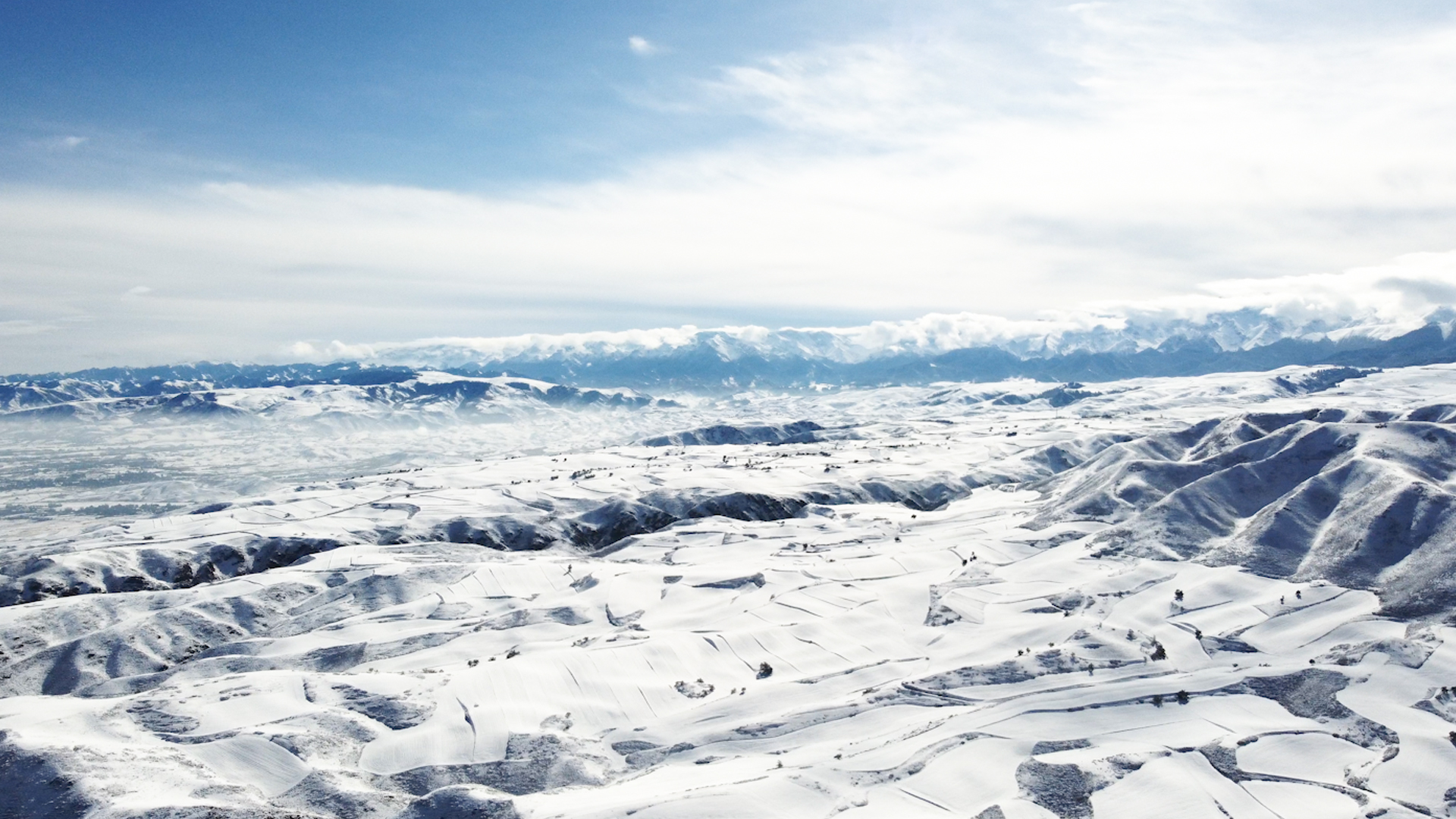 新疆雪山风景4K航拍视频视频的预览图