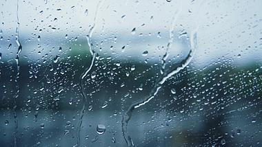 4k行驶中车辆玻璃上的雨水雨滴雨天空镜视频的预览图