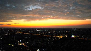 4K航拍城市夜景超美晚霞火烧云视频的预览图