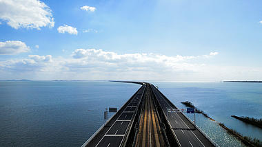 4K航拍蓝天白云石臼湖特大桥天空之境视频的预览图