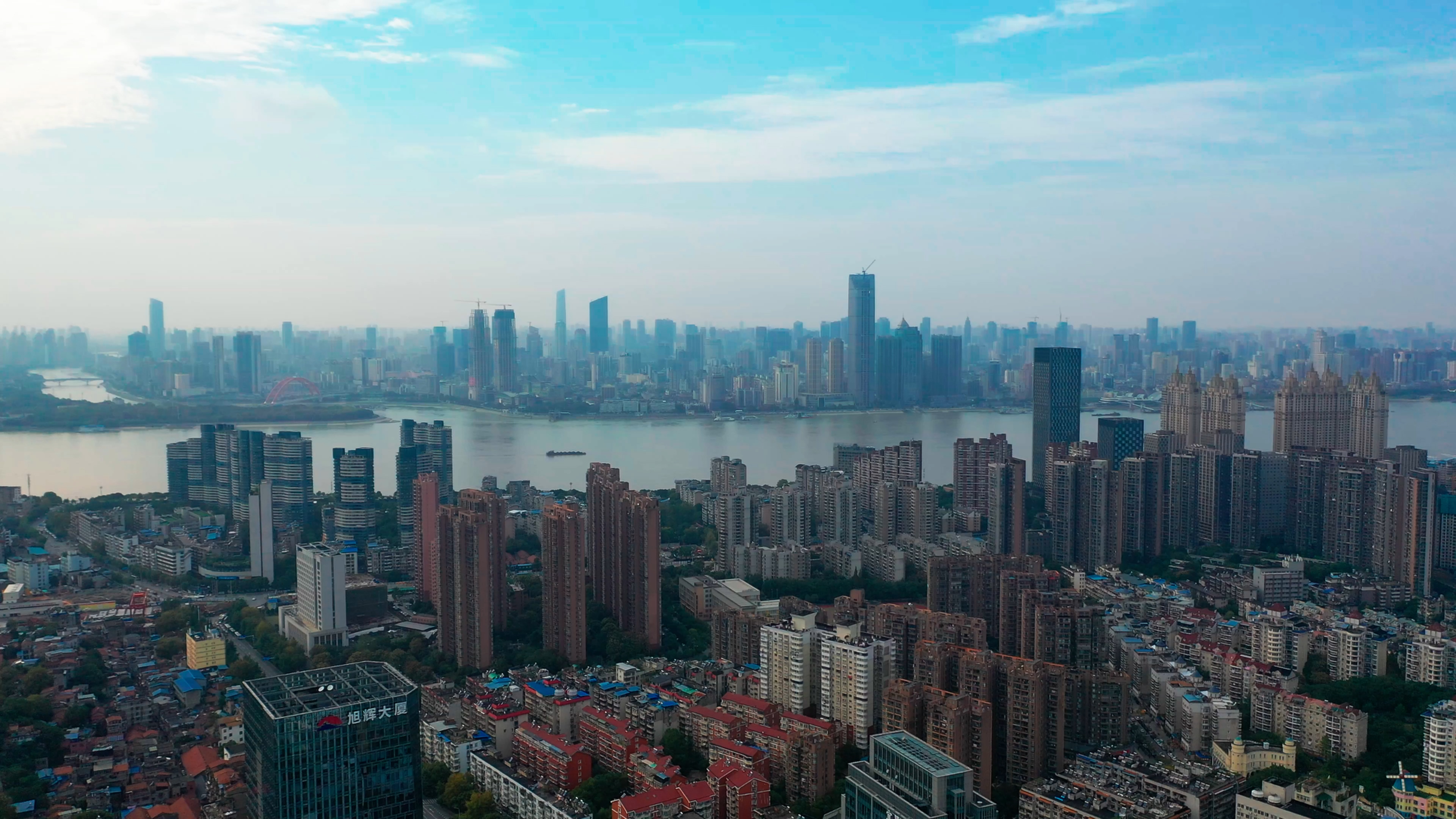 4K武汉城市长江两岸建筑群航拍实拍视频视频的预览图