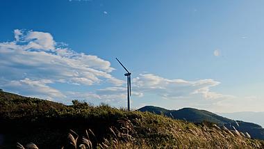 4k风车风力发电能源设备蓝天白云延时视频的预览图