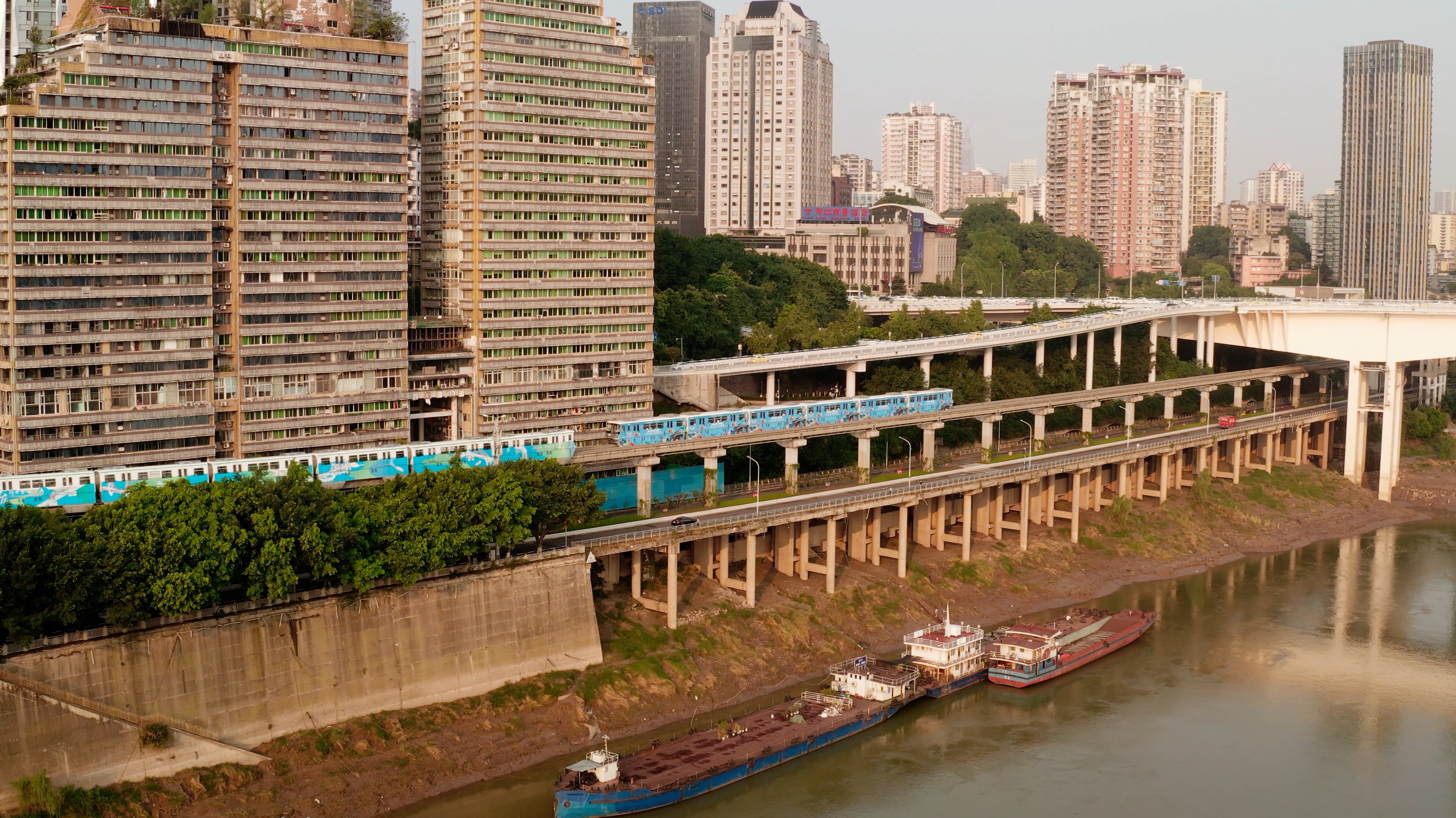 4k航拍重庆轻轨运行中的列车城市交通视频的预览图