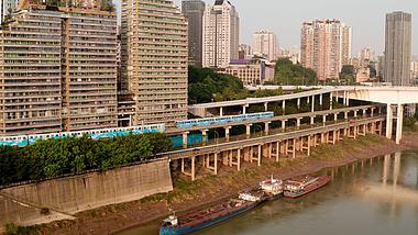 4k航拍重庆轻轨运行中的列车城市交通视频的预览图