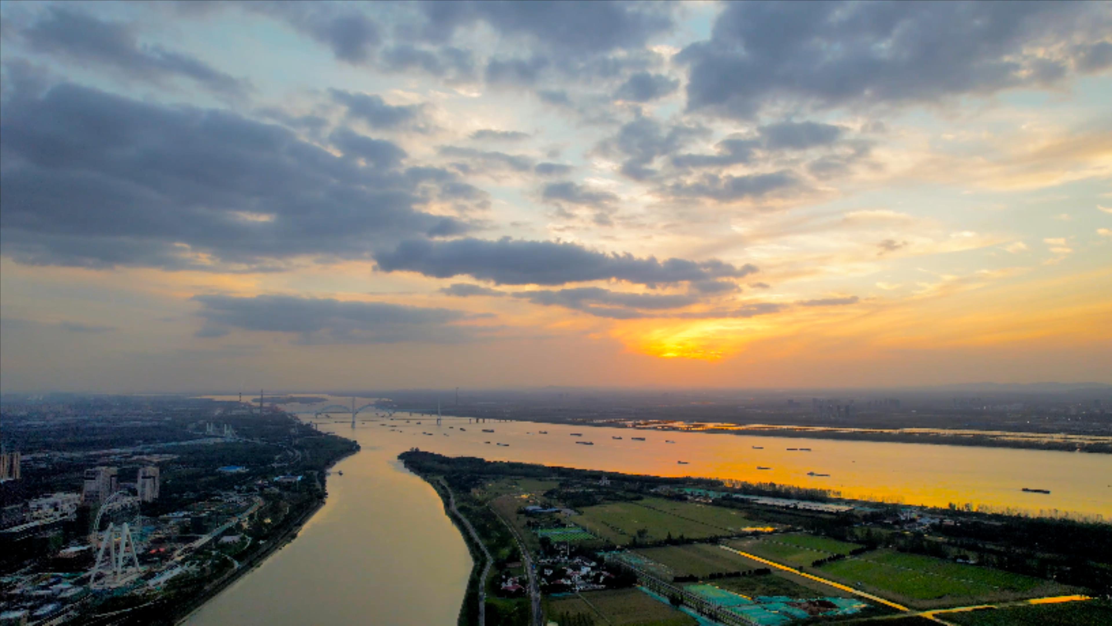 4K航拍南京长江夹江落日夕阳美景视频的预览图