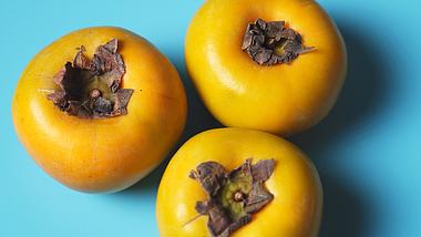 4k新鲜水果柿子秋天秋季水果脆柿实拍视频的预览图