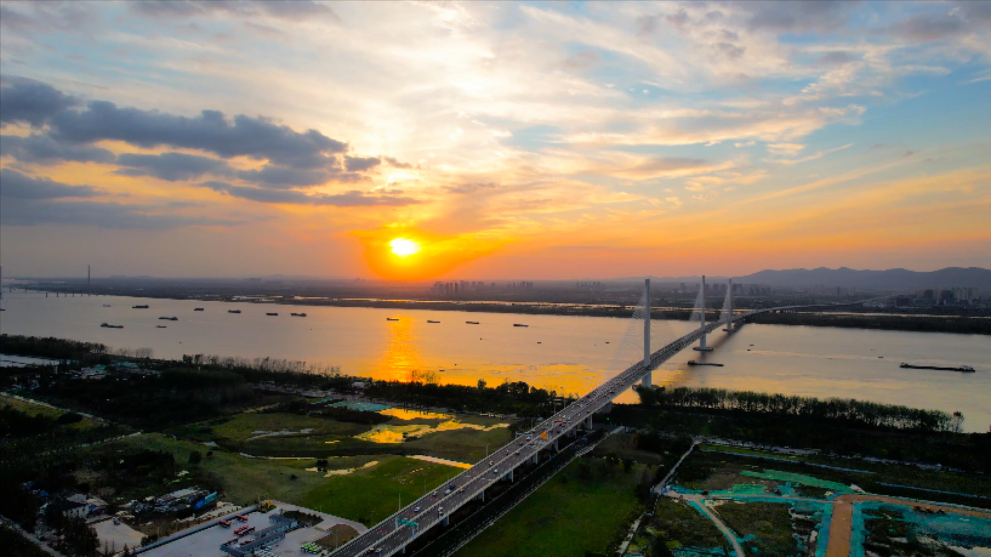 4K航拍南京长江第五大桥夕阳美景视频的预览图