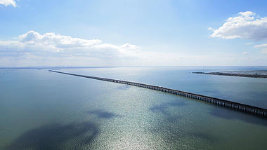 4K航拍石臼湖特大桥水天一色震撼风景视频的预览图