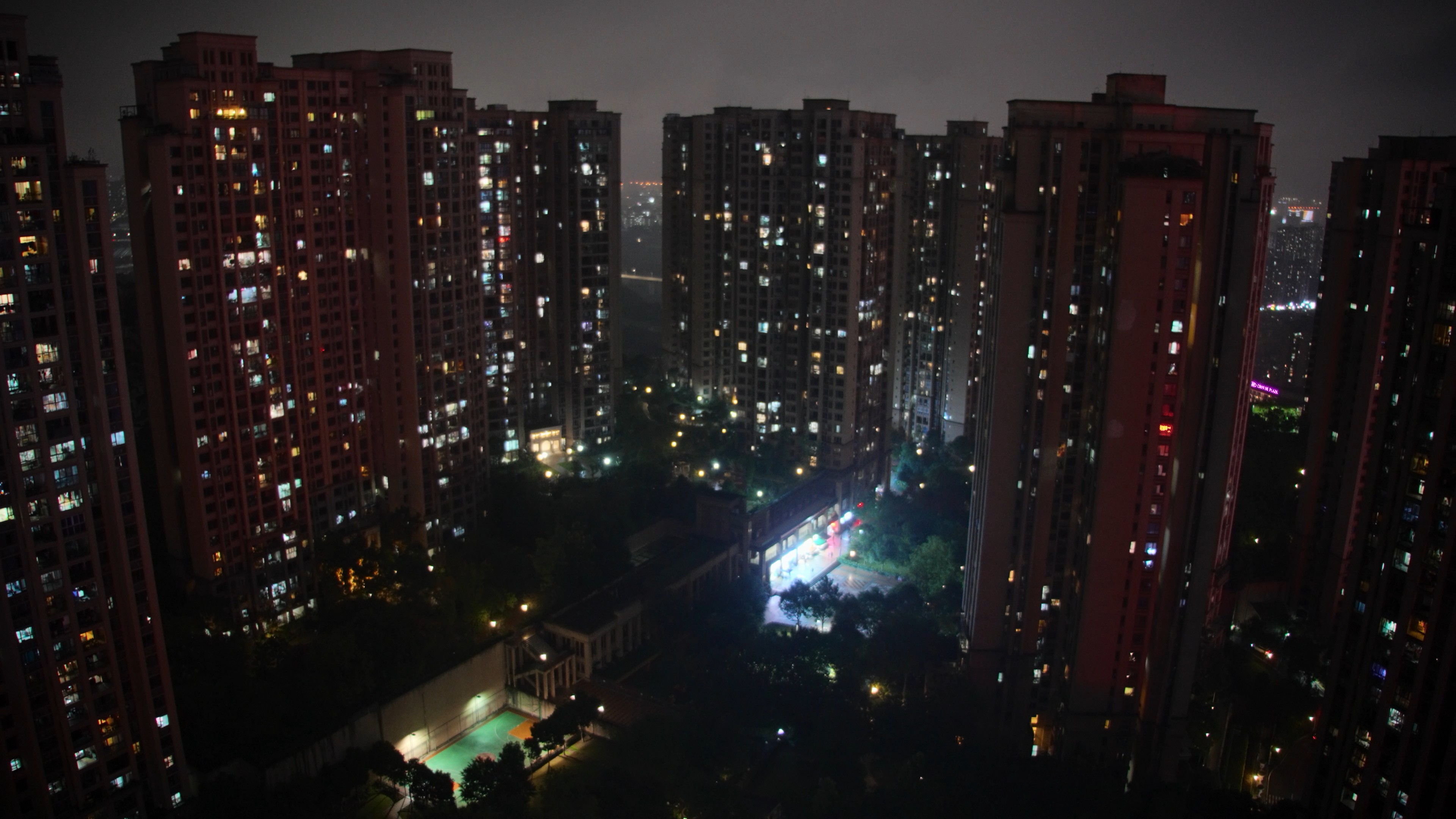 4k城市高层住宅小区夜晚万家灯火实拍视频的预览图
