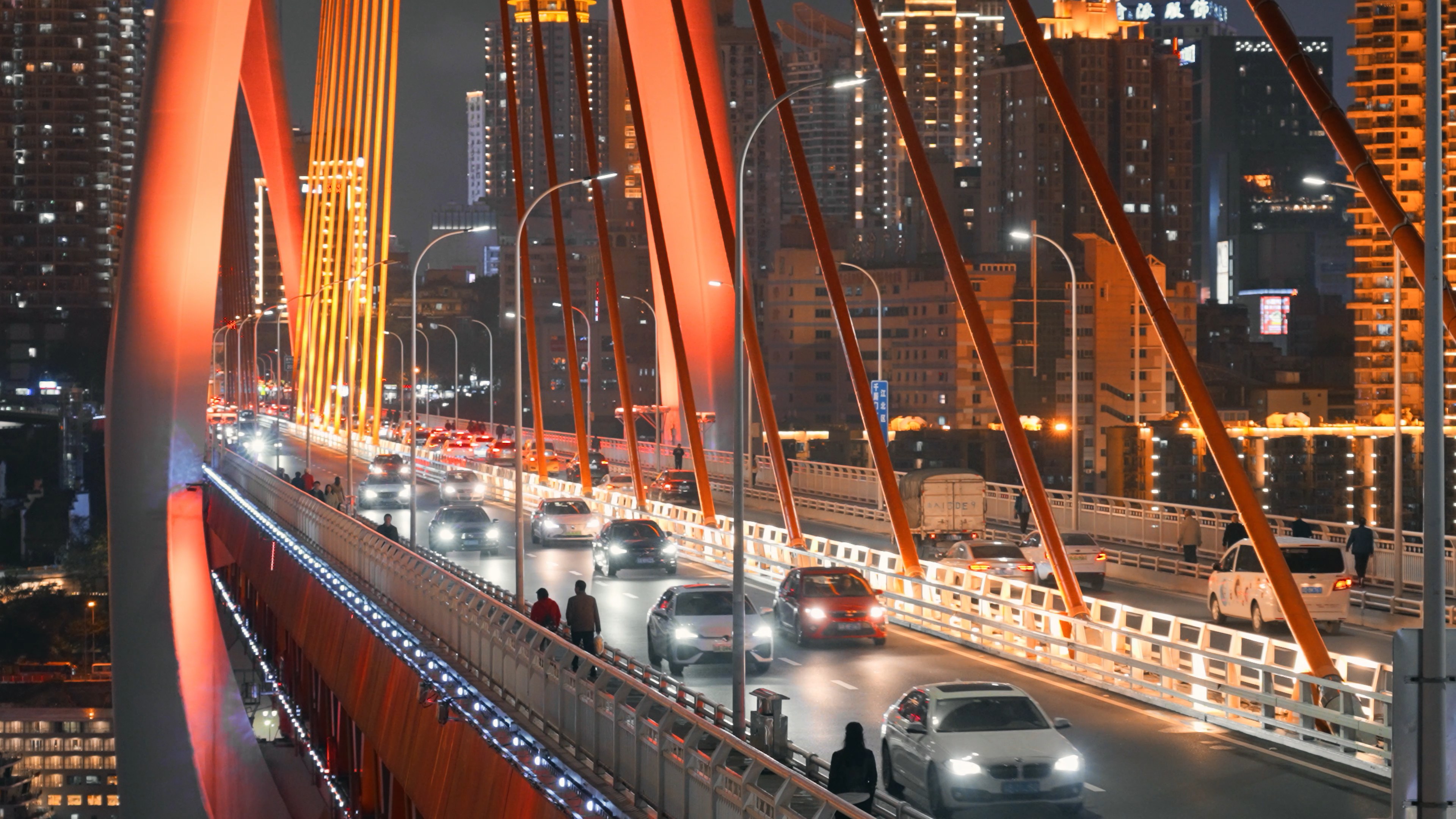 4k重庆城市大桥夜晚车流灯光夜景实拍视频的预览图