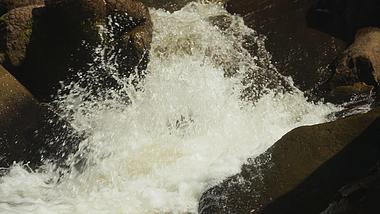 4k湍急的流水实拍溅起水花自然空镜视频的预览图