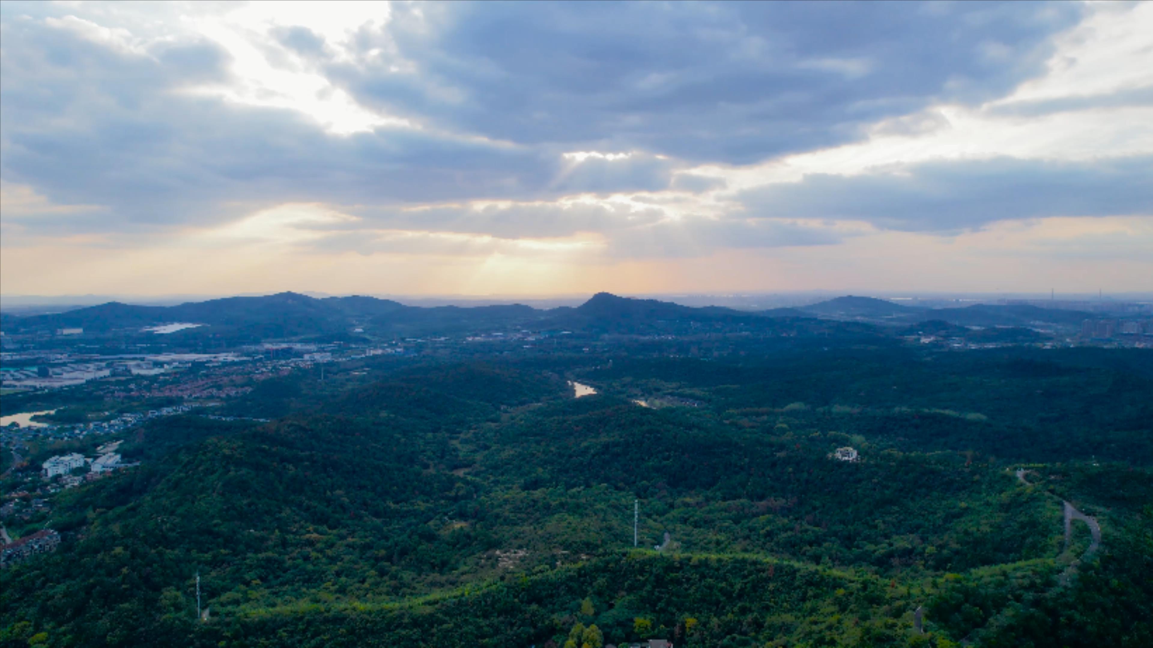 4K航拍南京将军山山脉自然风景区视频的预览图