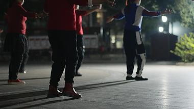 4k夜晚跳广场舞锻炼生活娱乐休闲实拍视频的预览图