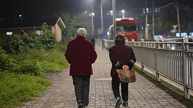 4k夜晚老年人老人相伴走路背影实拍视频的预览图
