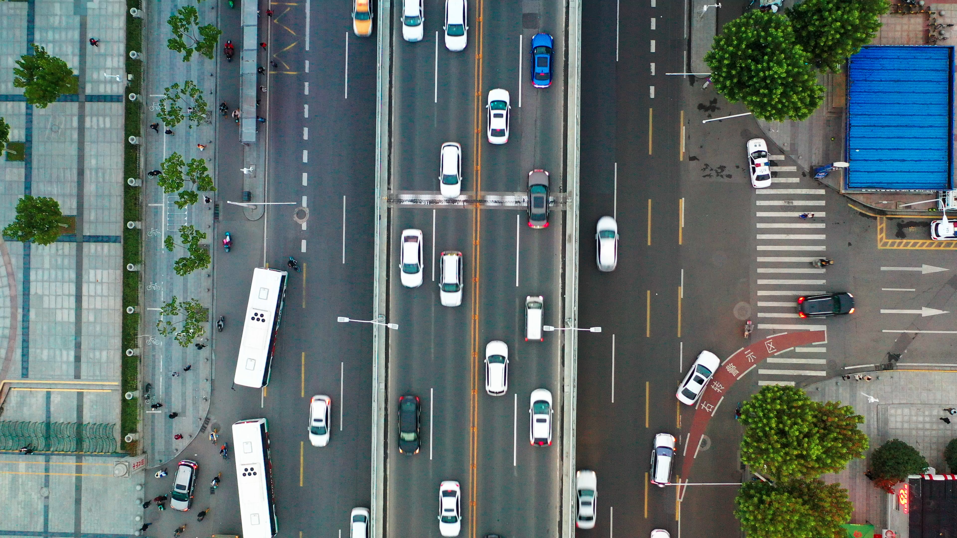 4K武汉城市解放大道车流交通实拍视频视频的预览图