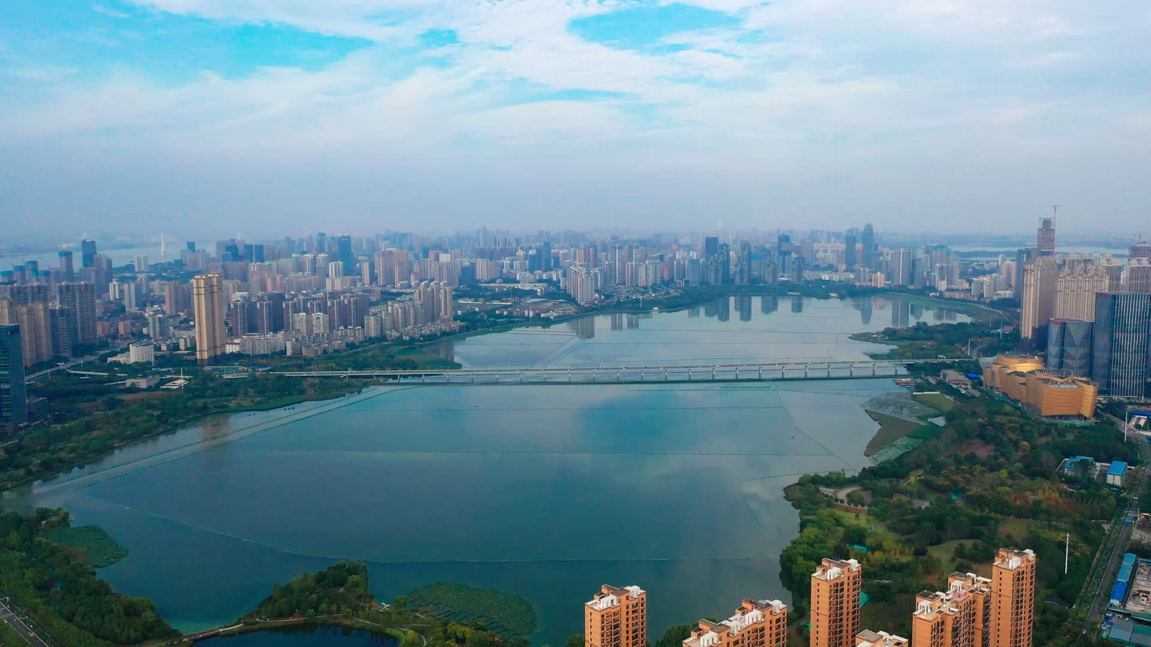 4K武汉城市建筑沙湖大桥全景实拍视频视频的预览图