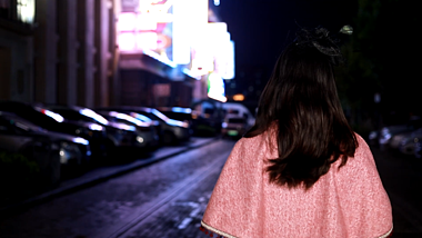 红色旗袍美女夜晚街头散步视频的预览图