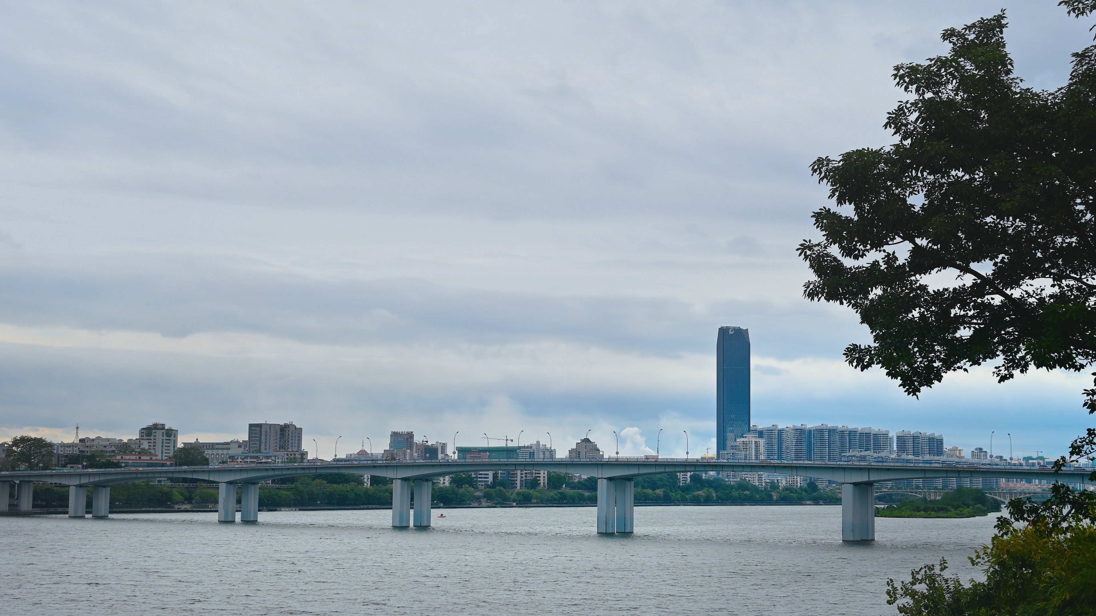 4k广西柳州文昌大桥延时实拍视频视频的预览图