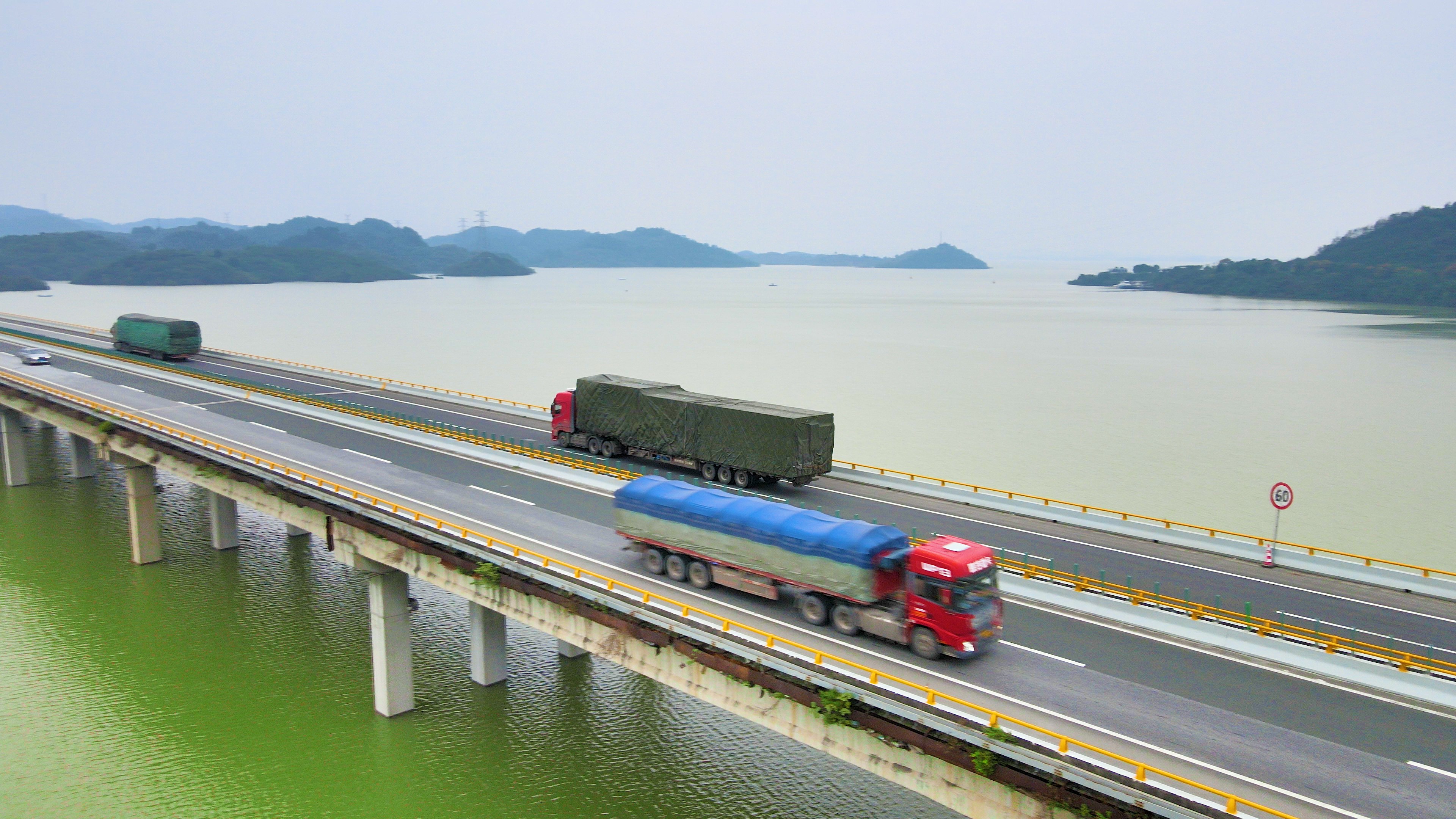 4K航拍水上高速公路大货车物流视频的预览图