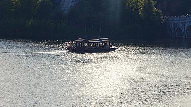 4k游船小船行驶在波光粼粼湖面唯美意境视频的预览图