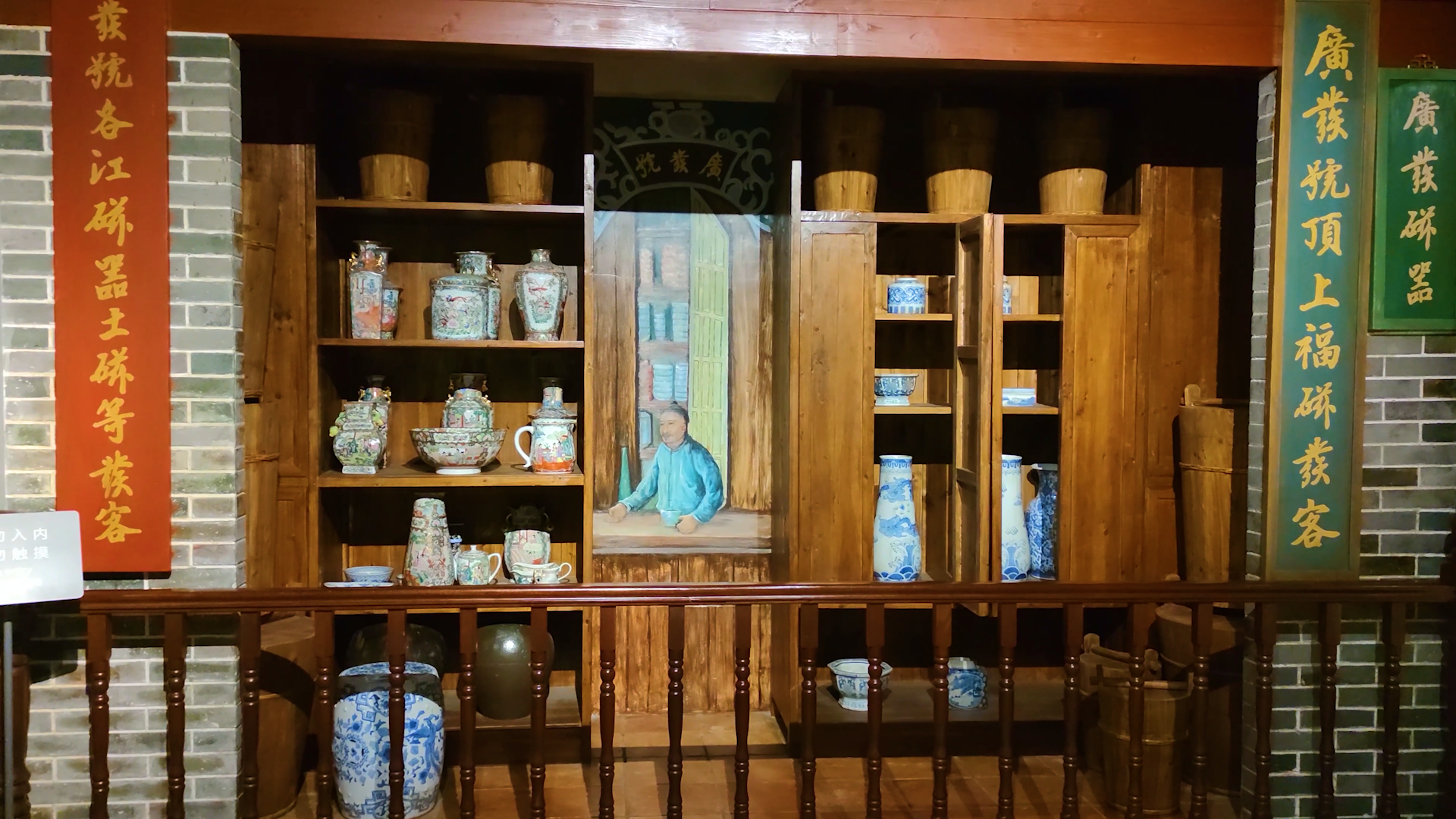 4K广州十三行博物馆瓷器展览实拍视频视频的预览图