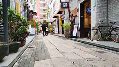 4K广州永庆坊小巷路人逛街场景实拍视频视频的预览图