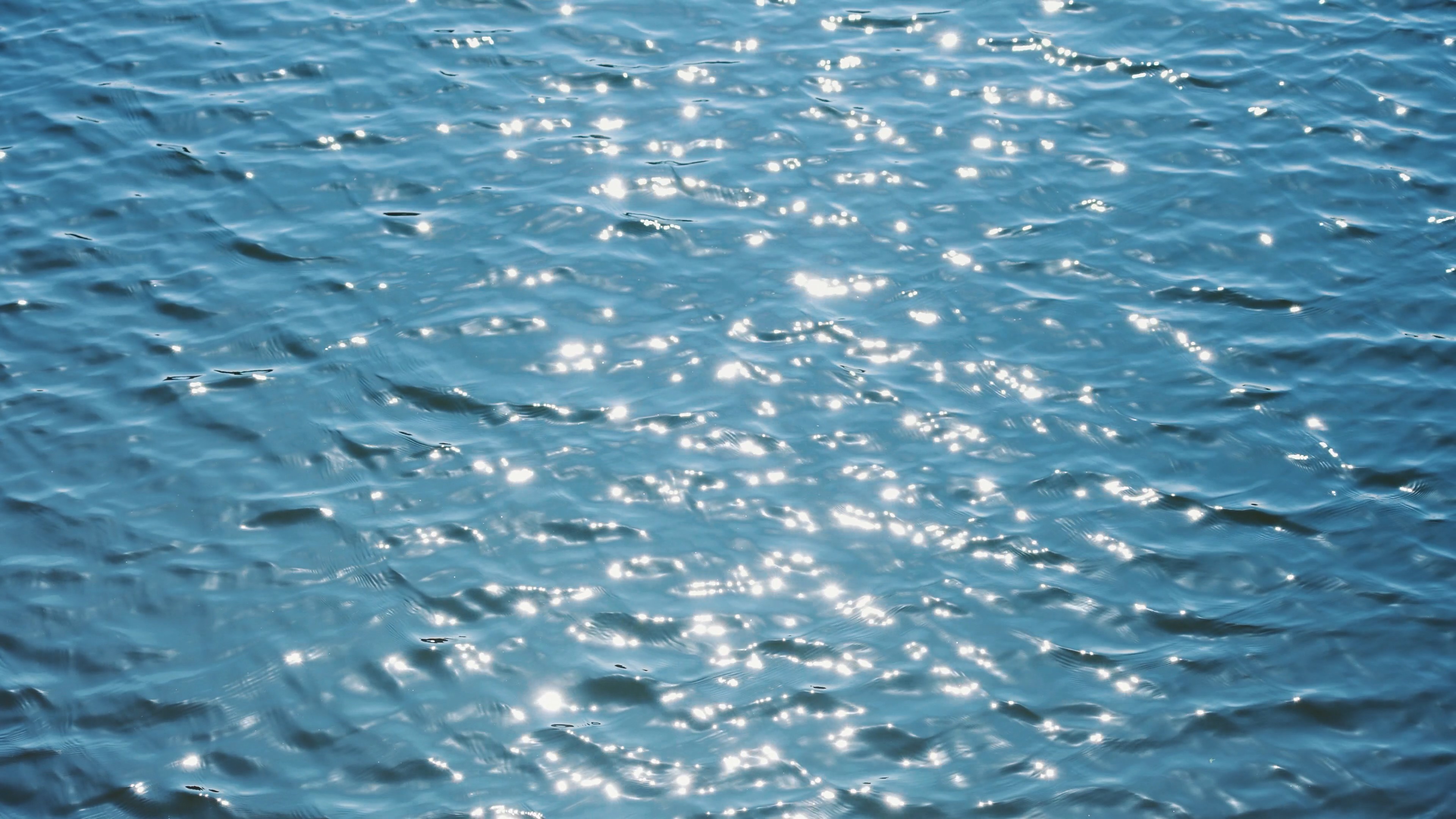 4k唯美湛蓝湖水上波光粼粼空镜意境视频的预览图