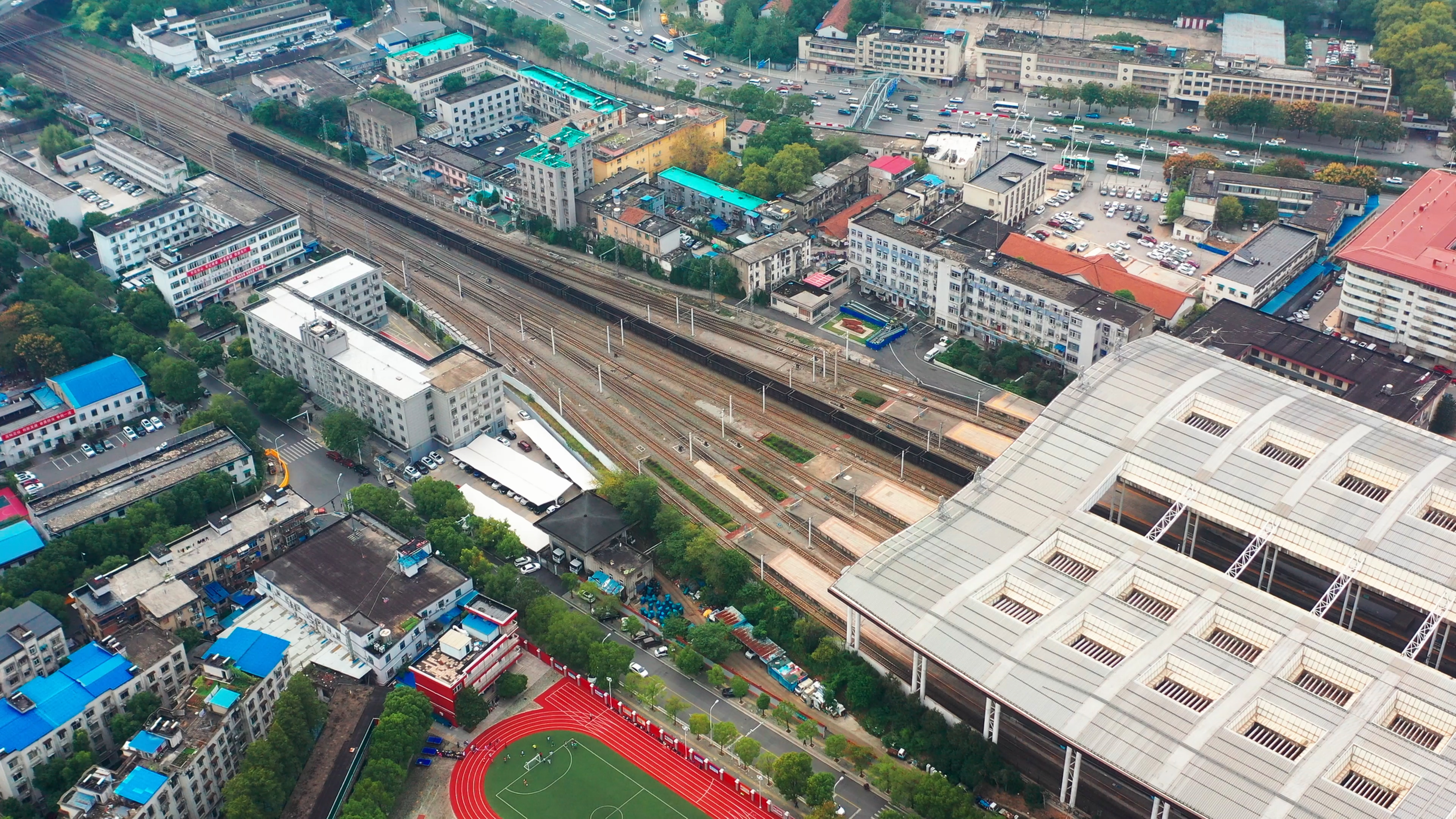 4K武汉城市货运列车进站航拍实拍视频视频的预览图