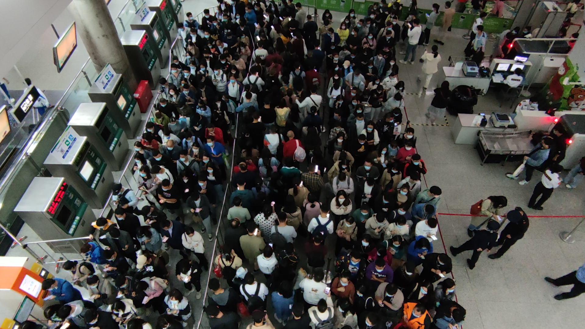 4K地铁站入口排队拥挤人群实拍视频视频的预览图