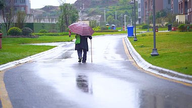 4k实拍人文意境雨天孤独撑伞的老人视频的预览图