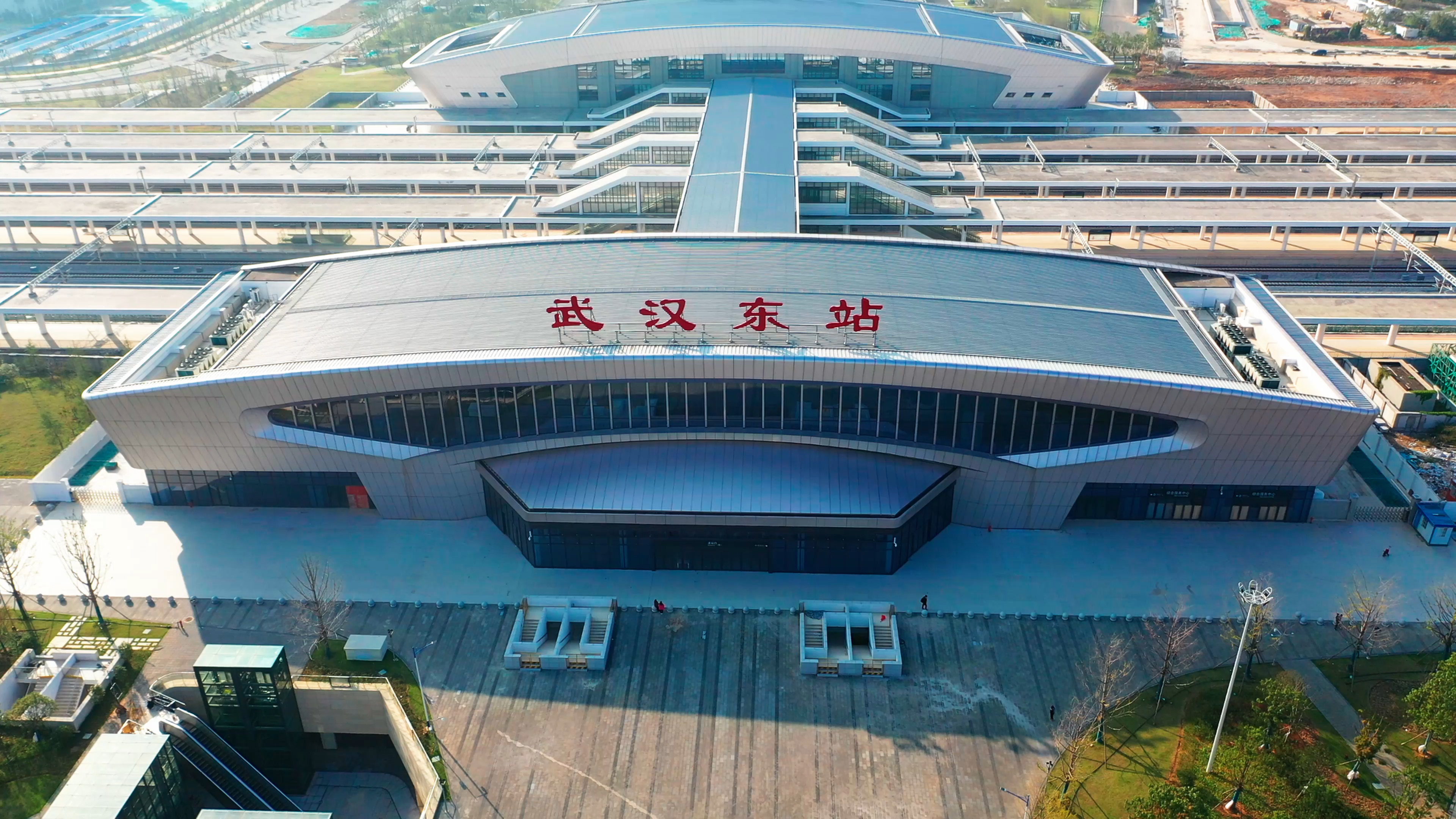 4K武汉城市地标武汉东站航拍实拍视频视频的预览图