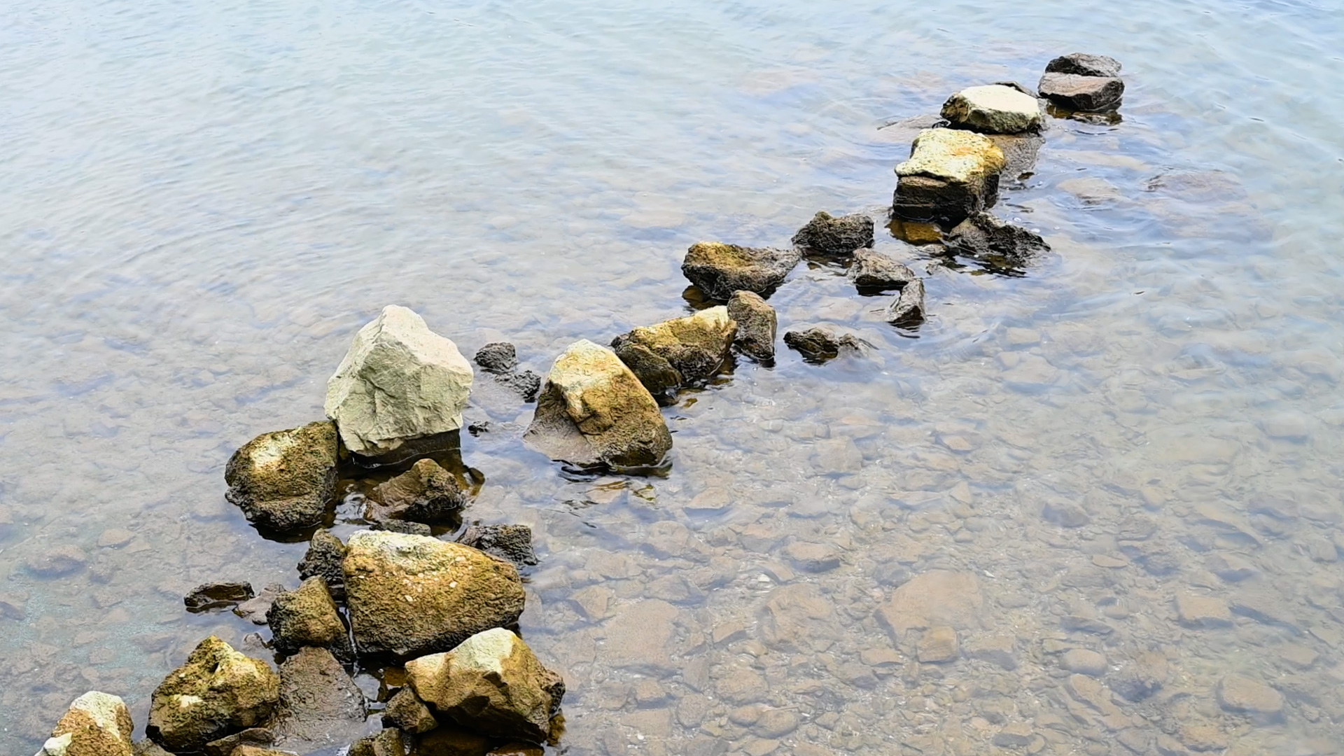 1080河边的石头实拍视频视频的预览图