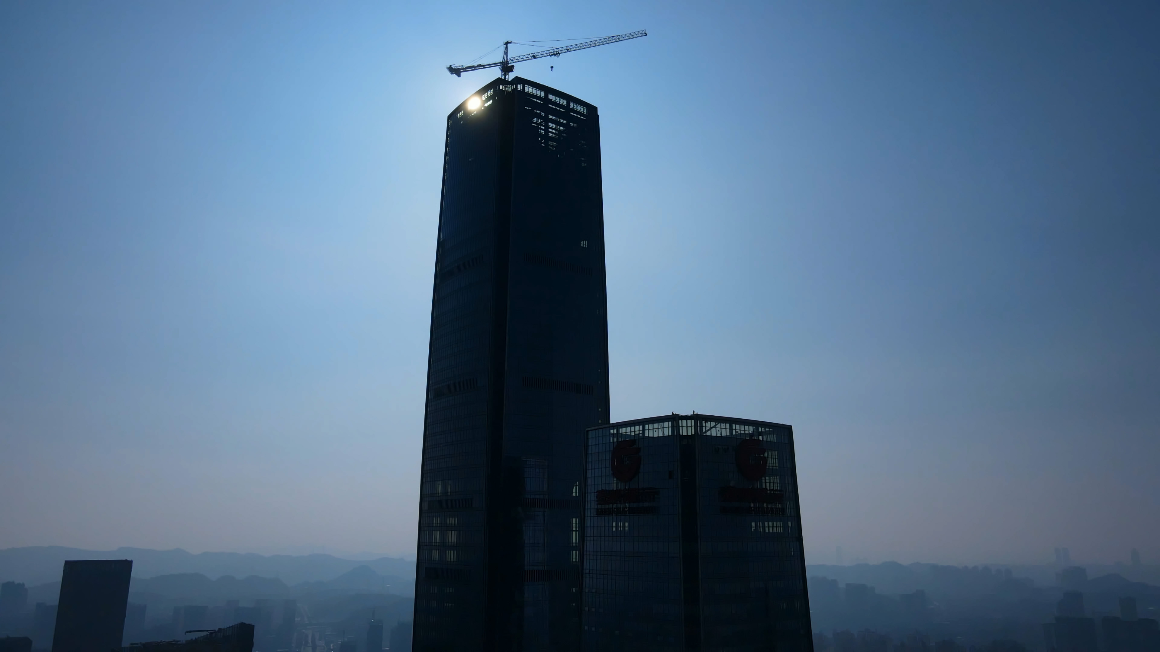 4K航拍贵阳城市地标金融大厦城市日出实拍视频的预览图