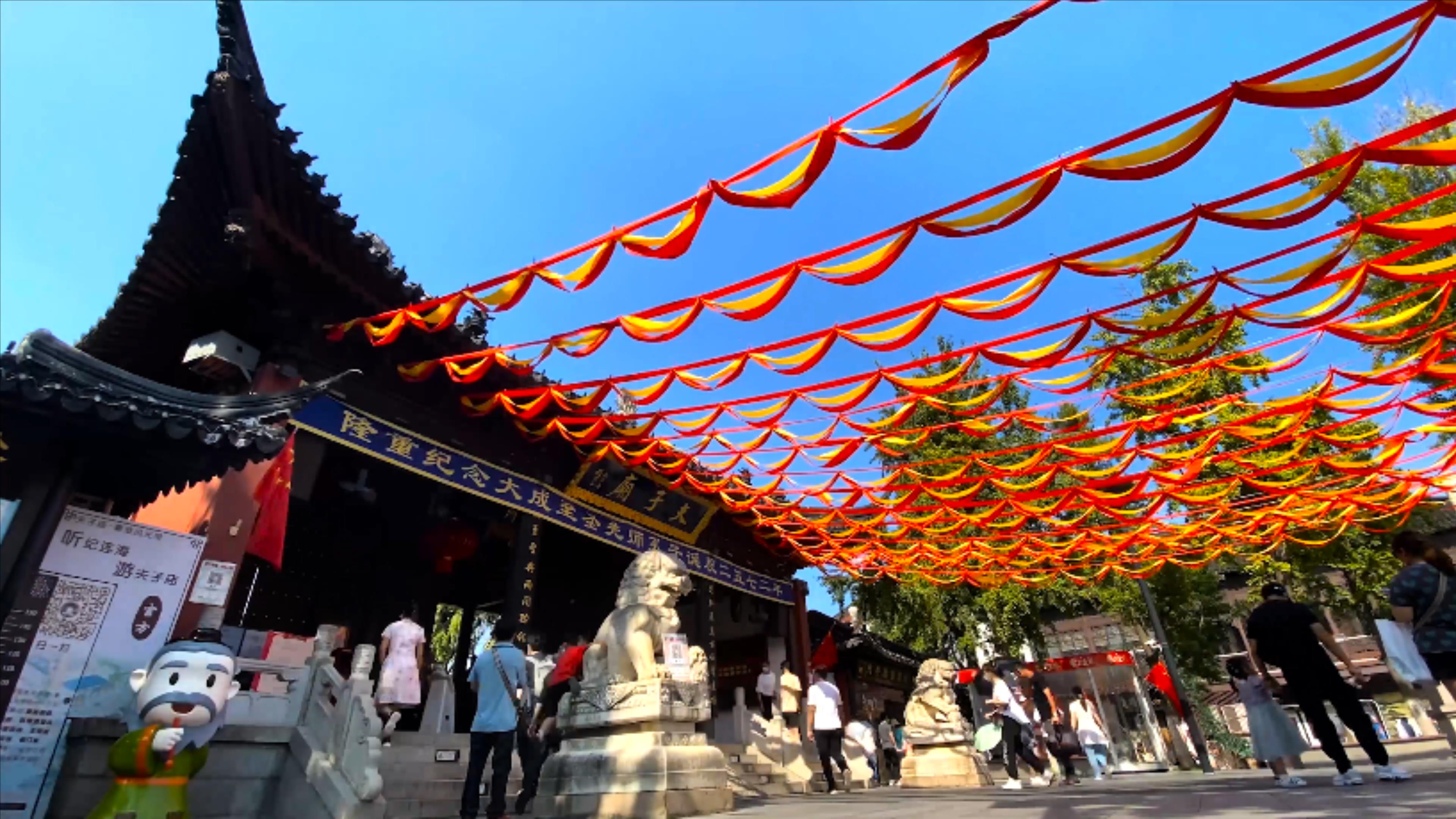 4K实拍南京5A景区夫子庙孔庙人流延时视频的预览图