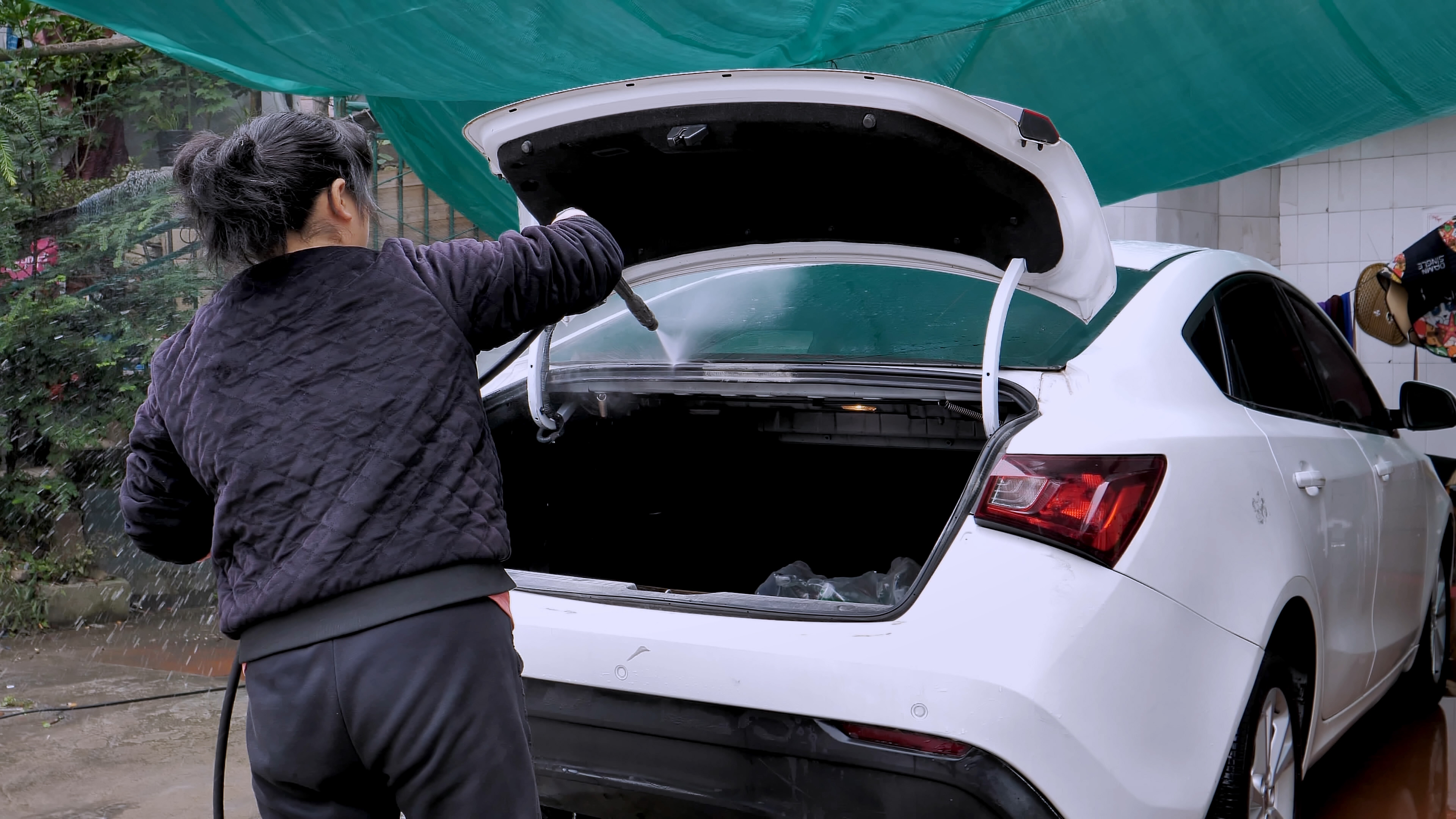 4K拍摄汽车保养洗车工洗车汽车美容实拍视频的预览图