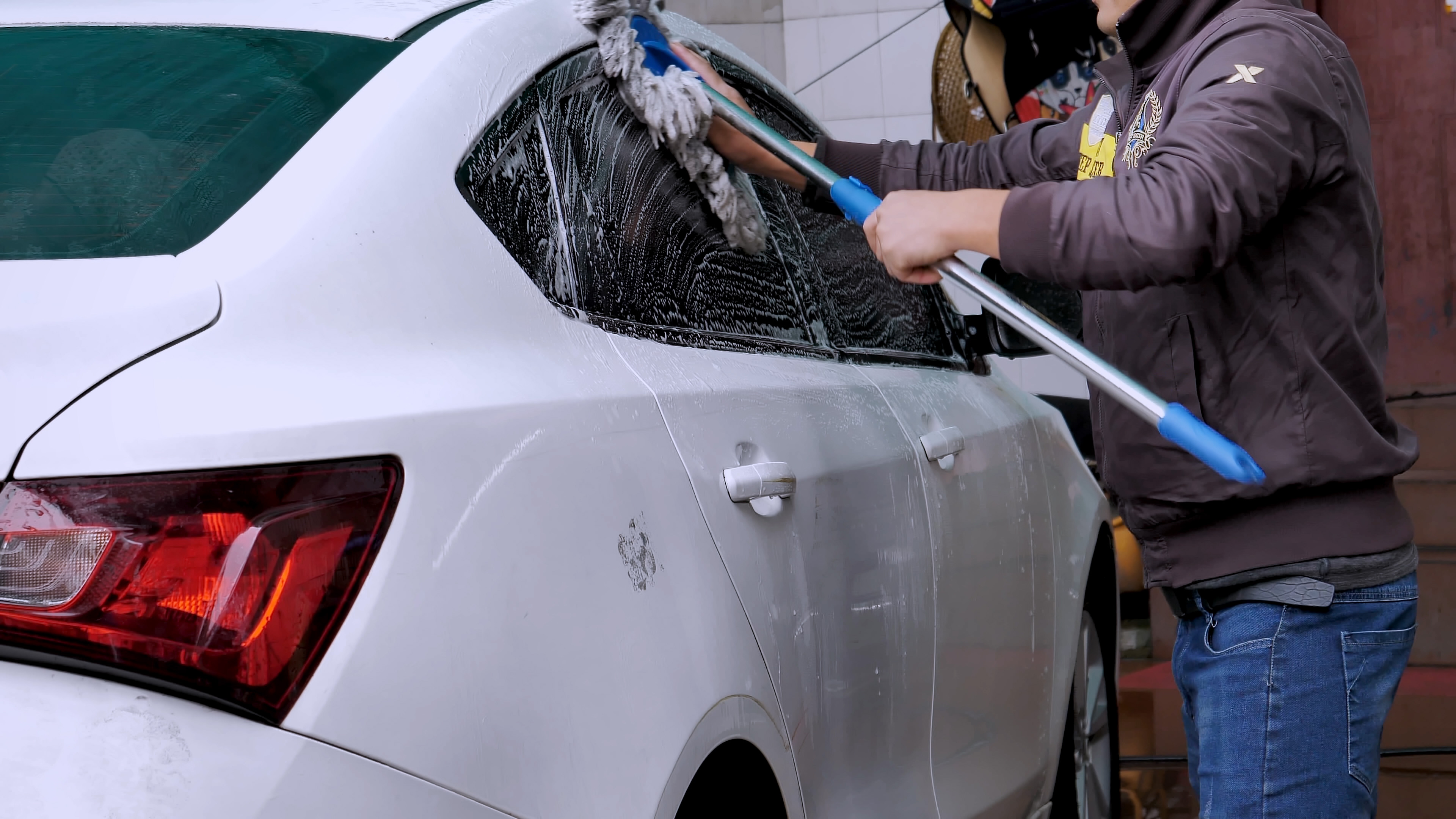 4K拍摄汽车保养洗车工洗车擦拭清洗实拍视频的预览图