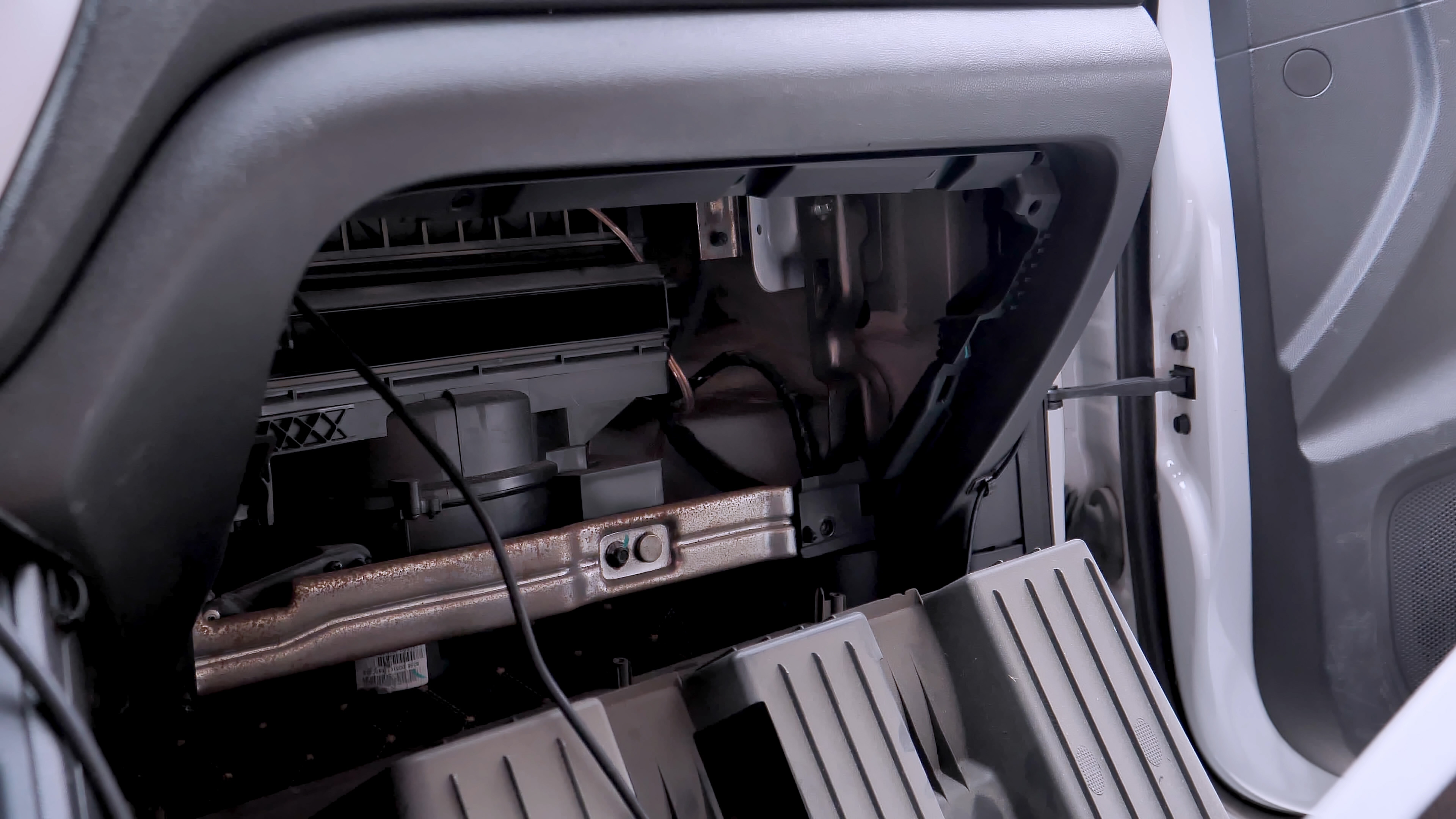 4K拍摄汽车维修保养更换汽车配件空调滤芯视频的预览图