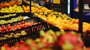 4k水果生鲜超市各类新鲜水果实拍视频的预览图