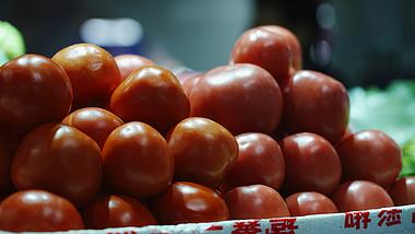 4k菜市场青椒番茄蔬菜特写民生新闻素材视频的预览图
