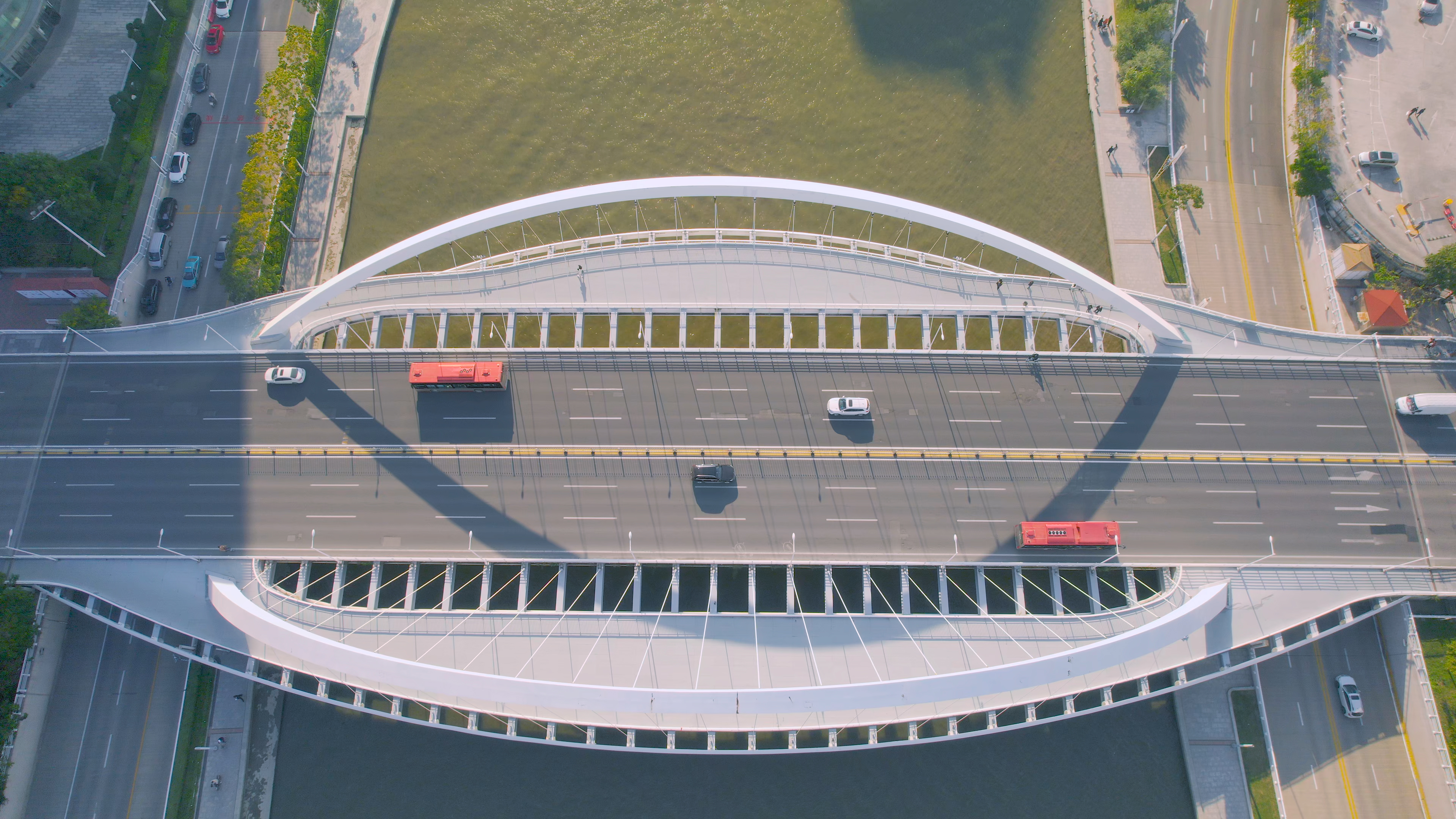 4K航拍天津大沽桥城市建设车流视频的预览图