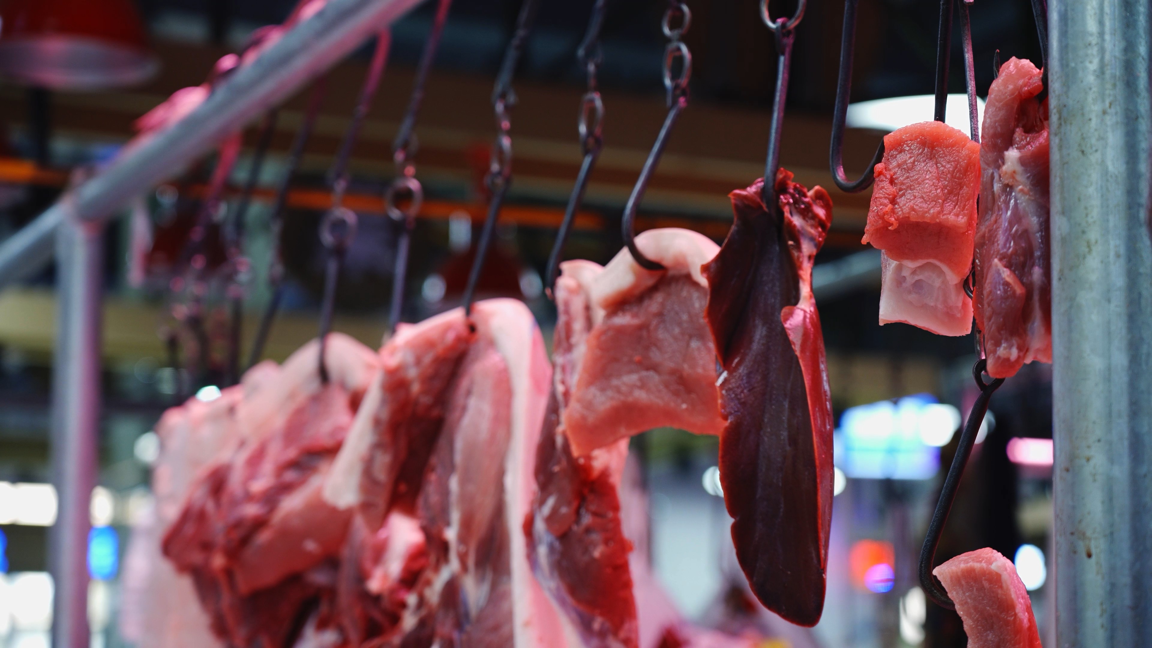 4k农贸市场肉摊猪肉实拍民生新闻素材视频的预览图