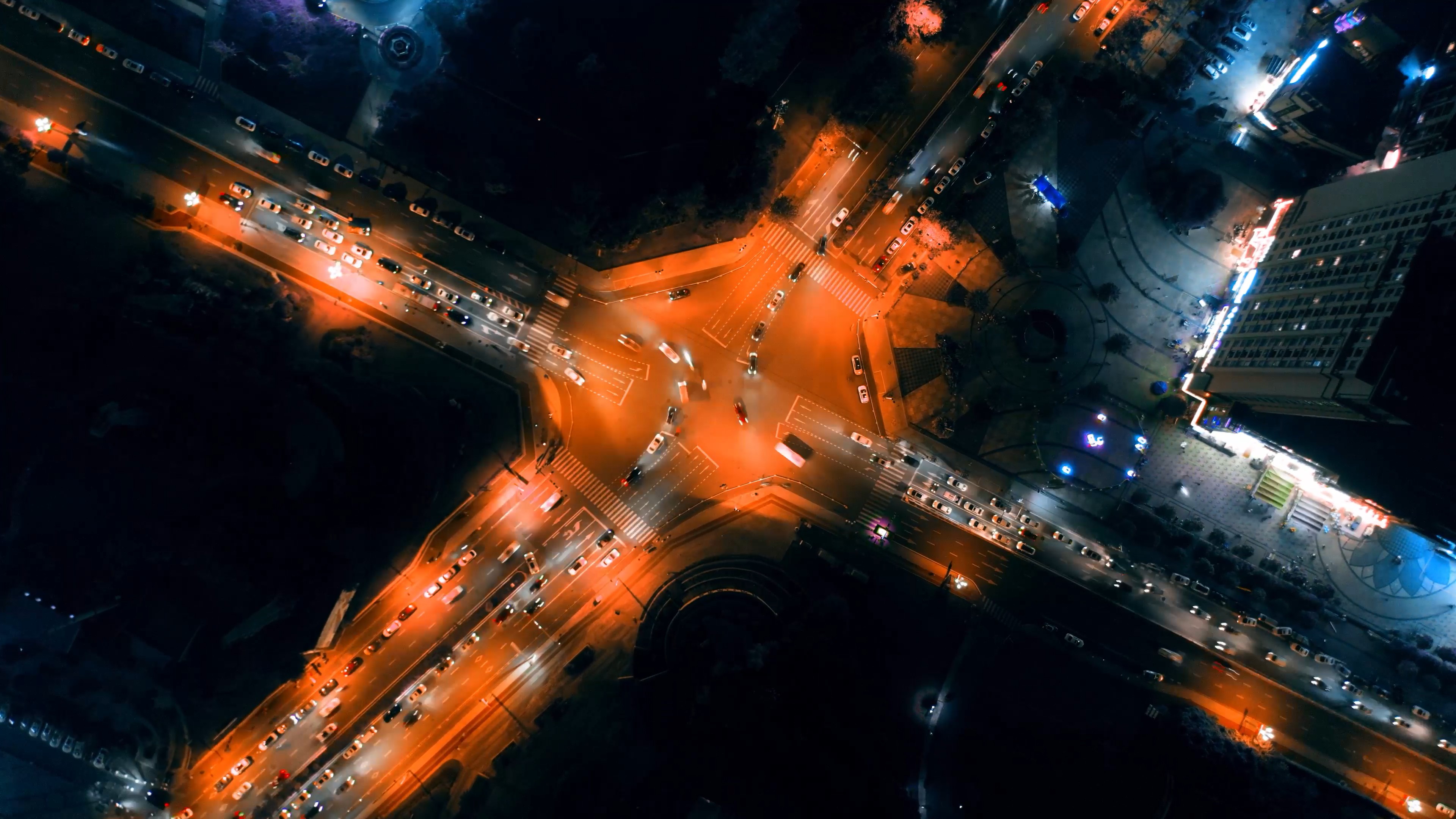 4K航拍城市夜景十字路口延时摄影视频的预览图