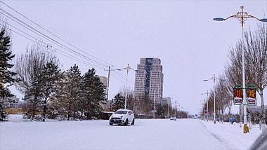 4k拍摄北方冬季雪中的城市街道车流行人视频的预览图