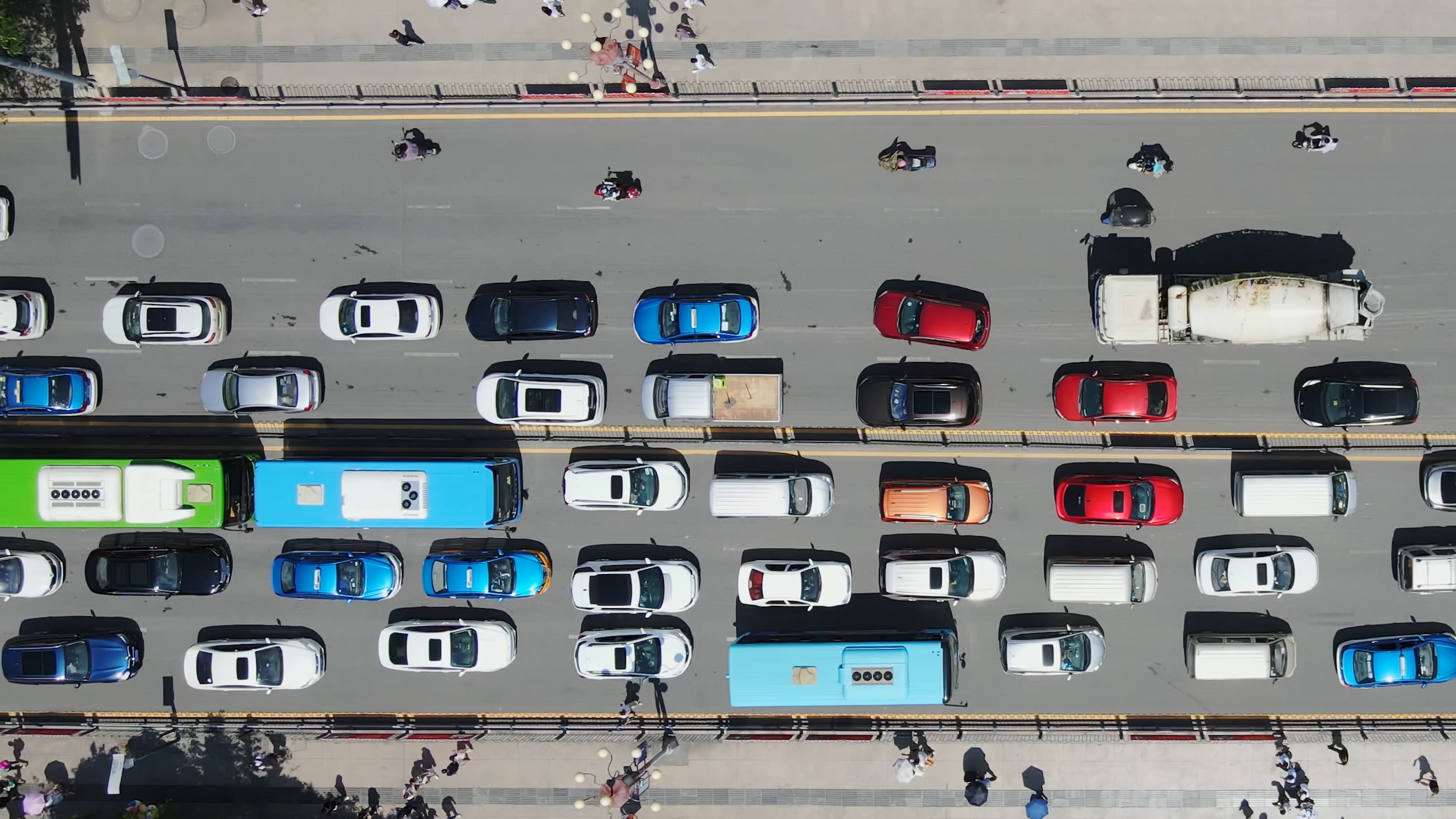 4K俯拍城市道路车辆拥堵堵车车流实拍视频的预览图