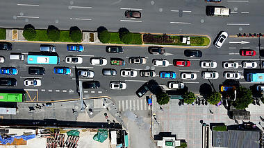 4K俯拍城市道路车辆拥堵堵车车流实况视频的预览图