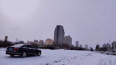 4k拍摄北方城市下雪的情景雪中的街道车流视频的预览图